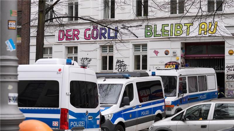 Ein halbes Jahr nach dem Anschlag auf Stromleitungen zum Berliner Techpark Adlershof gibt es eine Razzia in mehreren Bundesländern.