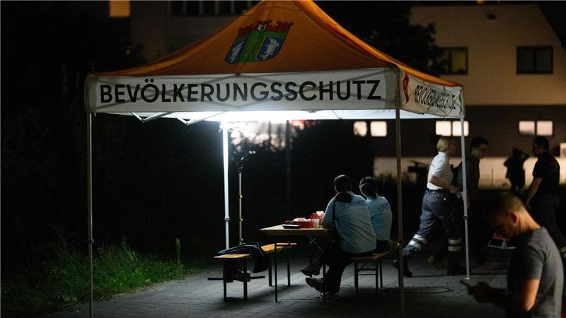 Ein halbes Jahr nach dem Anschlag auf Stromleitungen zum Techpark Adlershof durchsucht die Polizei in Berlin Räume. (Archivbild)