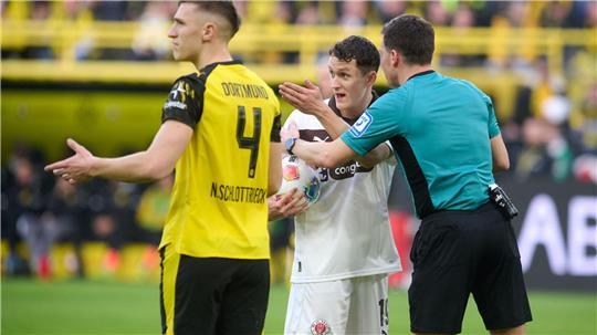 Ein hartes Foul von BVB-Verteidiger Nico Schlotterbeck wurde nur mit Gelb geahndet. 