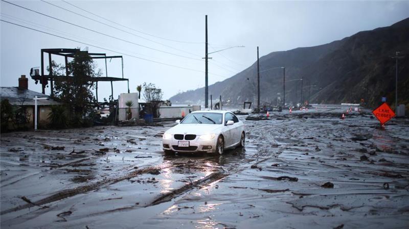 Ein heftiges Unwetter hat in der US-Metropole Los Angeles für Überschwemmungen gesorgt.