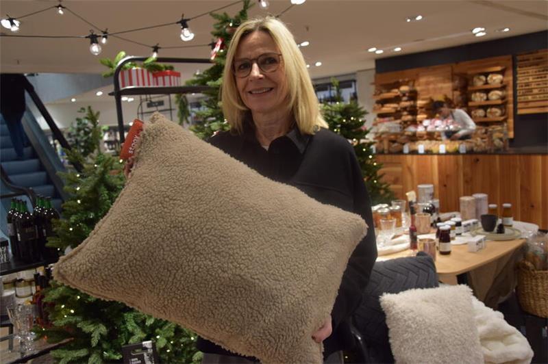 Last-Minute-Geschenke: Tipps für jeden Geldbeutel aus dem Landkreis Stade Ein heizbares Kissen der Marke Stoov in Teddyoptik empfiehlt Anja Oelkers, Beraterin der Wohnwelt im Modehaus Stackmann in Buxtehude, als Geschenk, das Freude bereitet. Der Preis: 119 Euro.