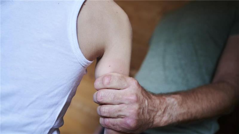 Ein heute 30-jähriger Mann wurde im Zeitraum von 1995 bis 2010 als Kind und Jugendlicher von seinem Stiefvater misshandelt. Symbolfoto: Annette Riedl/dpa