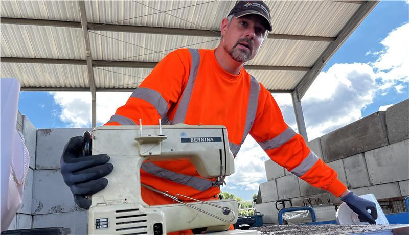Sommer-Serie: Wo der Abfall nicht einfach nur Müll ist Ein hochwertiges Schweizer Fabrikat, jetzt Elektro-Abfall: Sebastian Hoff hat gerade eine Bernina-Nähmaschine angenommen.