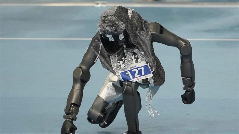 Ein humanoider Roboter nimmt bei den World Humanoid Robot Games am Breakdance-Wettbewerb in Peking teil.