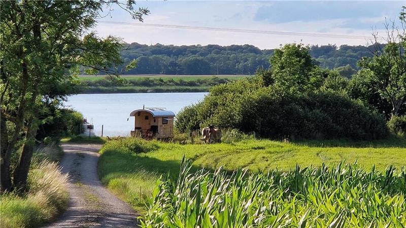 Moderne „Landstreicherin“: Minimalistisches Leben in der Kutsche Ein idealer Rastplatz für „die vier Landstreicher", mit Weideplatz und Wasser für die Pferde, einer ebenen Stellfläche für das Mini-Haus auf Rädern. Foto: Bellmann