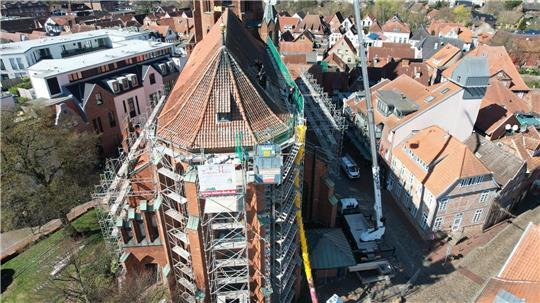Ein imposantes Gerüst umgibt das Kirchenschiff der St.-Petri-Kirche in Buxtehude. Die Aufnahme aus der Luft hat der Dachdeckermeisterbetrieb Tobias Holst mit einer Drohne gemacht.