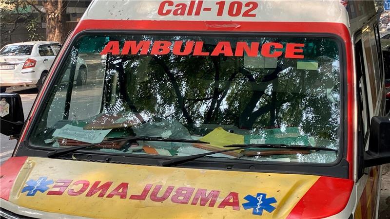Tote und Verletzte bei Einsturz von Flussbrücke in Indien Ein indischer Krankenwagen steht am Straßenrand. (Archivbild)