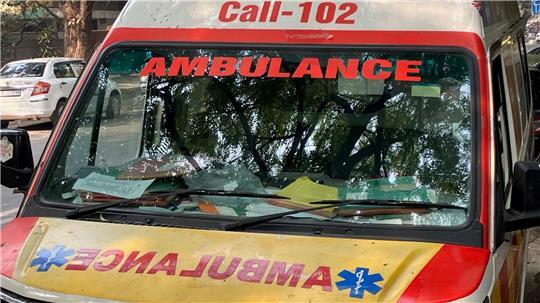 Ein indischer Krankenwagen steht am Straßenrand. (Symbolbild)