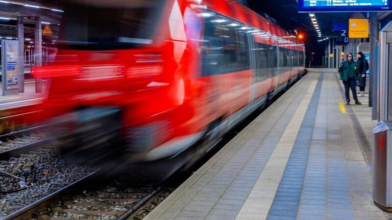 Ein ins Gleisbett gestürzter Mann ist im Bahnhof Hamburg-Hammerbrook beklaut worden. (Symbolbild)