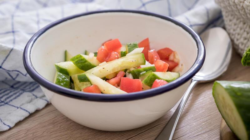 Preisexplosion: Ist dieses Lebensmittel bald nur noch als Luxusprodukt erhältlich? Ein intensiv-fruchtiges Olivenöl passt zu einem griechischen Salat aus Feta, Tomaten, Paprika und Gurken.