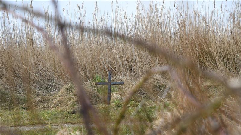 Ein inzwischen verwittertes Holzkreuz erinnert daran, dass hier vor zwei Jahren die Leiche eines 38-Jährigen gefunden wurde.