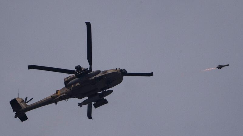 Palästinenser: Mehr als 30 Tote bei Angriffen in Rafah Ein israelischer Apache-Hubschrauber feuert eine Rakete auf den Gazastreifen ab.