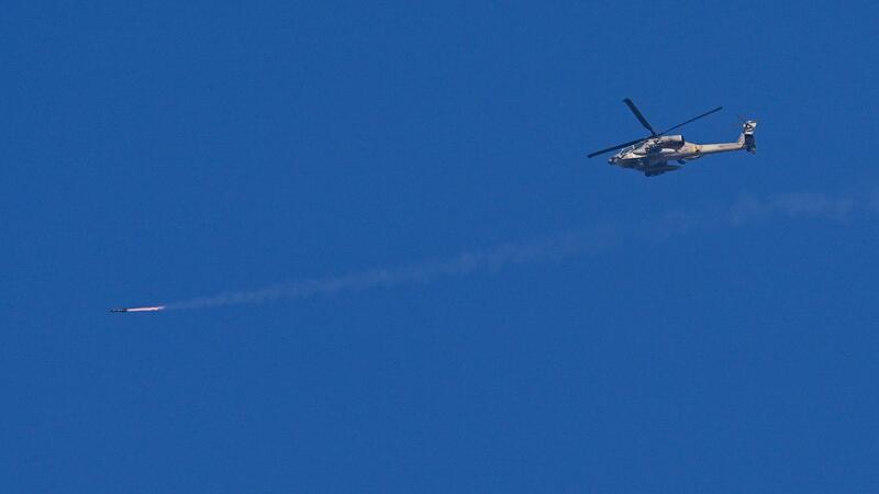 Ein israelischer Apache-Hubschrauber feuert eine Rakete in Richtung des Gazastreifens ab.
