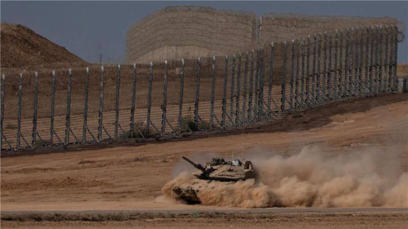 Bilder des Tages Ein israelischer Panzer bewegt sich durch ein Gebiet nahe der Grenze zwischen Israel und Gaza, vom Süden Israels aus gesehen.