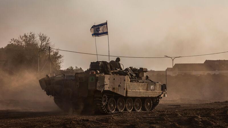 Nach Feuerpause wieder heftige Kämpfe im Gazastreifen Ein israelischer Panzer fährt in der Nähe der Grenze zwischen Israel und Gaza.