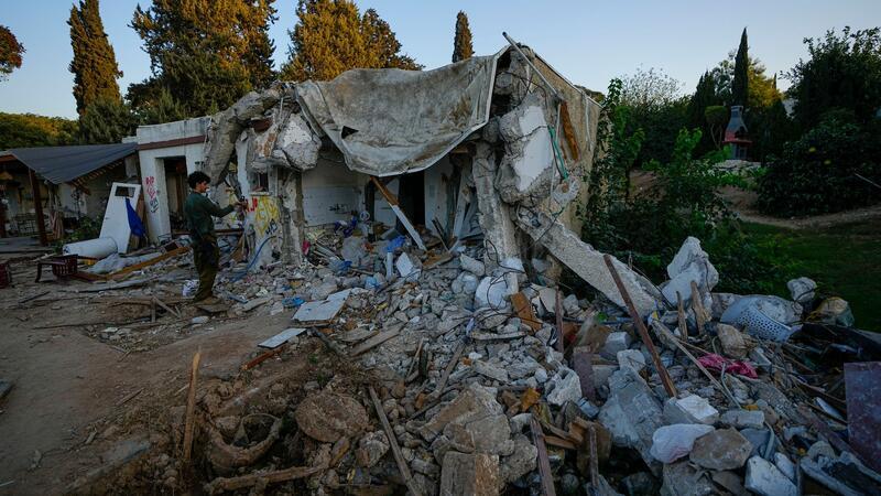 Israel: Wichtiges Etappen-Ziel im Kampf gegen Hamas erreicht Ein israelischer Soldat inspiziert ein von Hamas-Kämpfern beschädigtes Haus im Kibbuz Kfar Azza.