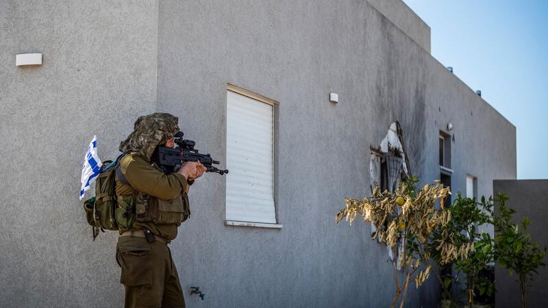 Ein israelischer Soldat patrouilliert nach dem Hamas-Anschlag in einem Gebiet der Stadt.