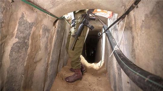 Ein israelischer Soldat steht in einem unterirdischen Tunnel, der unter dem Schifa-Krankenhaus in Gaza-Stadt gefunden wurde.