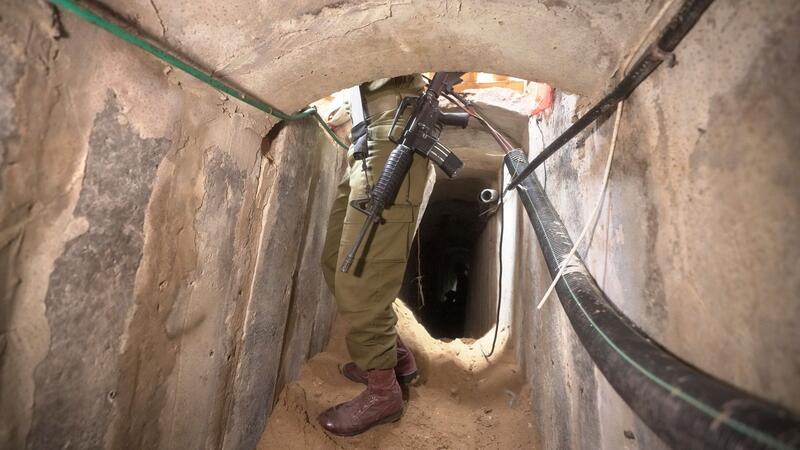 „Ein Spinnennetz“: Das Tunnelsystem im Gazastreifen Ein israelischer Soldat steht in einem unterirdischen Tunnel, der unter dem Schifa-Krankenhaus in Gaza-Stadt gefunden wurde.