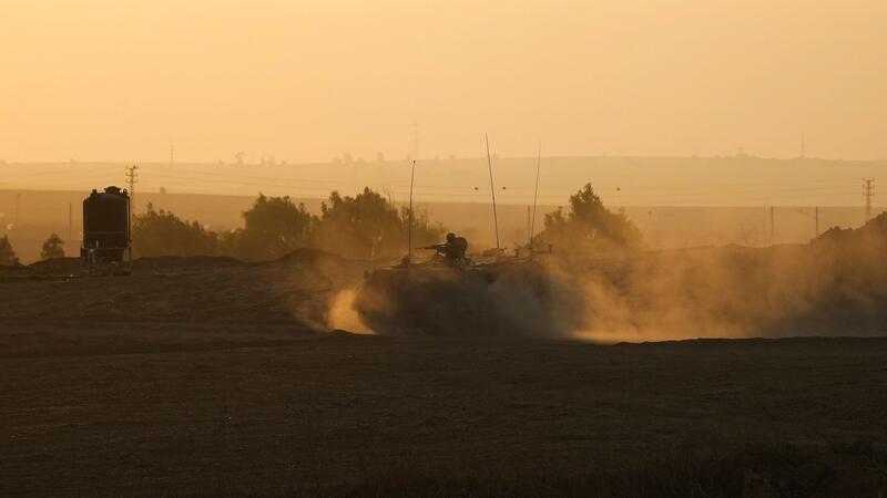 Israel führt einen „Kampf um seine Existenz“ Ein israelisches Militärfahrzeug in der Nähe der Grenze zum Gazastreifen: Das Land bereitet offenbar eine Bodenoffensive im Gazastreifen vor.