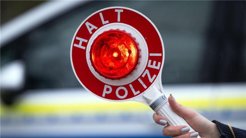 Polizei erwischt Opelfahrer mit gefälschtem Führerschein Ein junger Autofahrer ist ohne gültige Fahrerlaubnis auf der A27 unterwegs und wird von der Polizei erwischt. (Symbolbild)