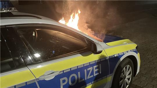 Ein junger Mann hat gezielt versucht, den Streifenwagen der Bremervörder Polizei anzuzünden.