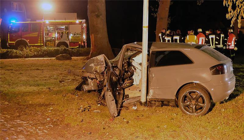 19-Jähriger bei Autounfall in Hammah lebensgefährlich verletzt Ein junger Mann ist bei einem Unfall in Hammah am Samstagabend schwer verletzt worden. Fotos: Rolf Hillyer-Funke/Feuerwehren Samtgemeinde Oldendorf-Himmelpforten