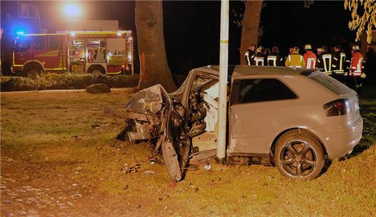 Ein junger Mann ist bei einem Unfall in Hammah am Samstagabend schwer verletzt worden. Fotos: Rolf Hillyer-Funke/Feuerwehren Samtgemeinde Oldendorf-Himmelpforten