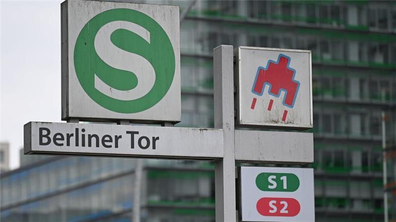 21-Jähriger stürzt ins Gleis und wird von S-Bahn erfasst Ein junger Mann stürzt am S-Bahnhof Berliner Tor in die Gleise. (Symbolbild)