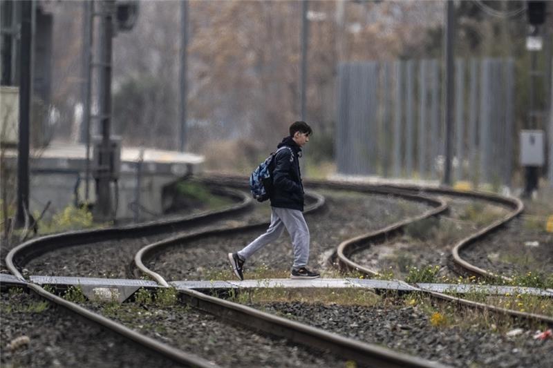 „Personen im Gleis“: Was sich bei der Bahn bald ändern könnte Ein junger Mann überquert Gleise - das ist verboten, gefährlich und sorgte oft für Verspätungen im Bahnverkehr. Foto: dpa (Symbolbild)
