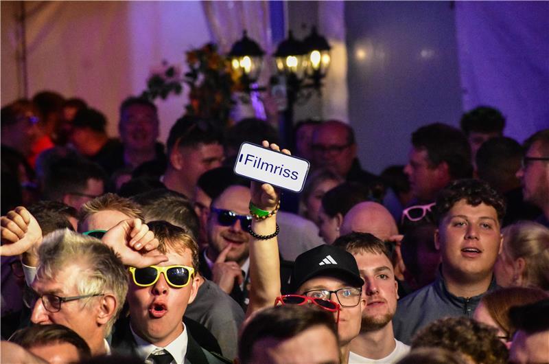 Ikke Hüftgolds „Abriss“ in Steinkirchen: Ein Auftritt mit Botschaften Ein junger Mann will Hüftgolds Song „Filmriss“ hören.