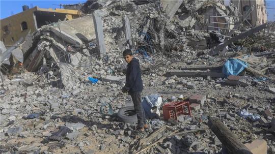 Ein junger Palästinenser auf den Trümmern von zerstörten Häusern nach israelischen Angriffen in Chan Juni im Gazastreifen.