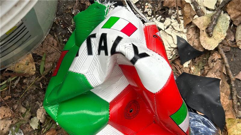 Ein kaputter Fußball liegt auf einer Straße in Rom. Italien hat zum dritten Mal nacheinander die Teilnahme an der Fußball-WM verpasst. Der viermalige Weltmeister verlor das Playoff-Spiel in Bosnien-Herzegowina.