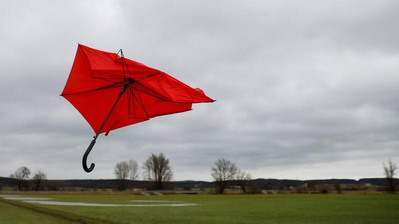 Meteorologen erwarten grau-grünes Weihnachten Ein kaputter Regenschirm fliegt im Wind.