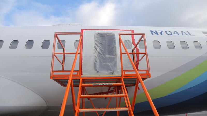 Problem bei Boeing-Jets weitet sich aus Ein klaffendes Loch an der Stelle, an der sich die verkleidete Tür im Bereich des Rumpfes von Alaska Airlines Flug 1282 befand.