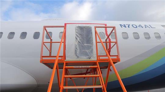 Ein klaffendes Loch an der Stelle, an der sich die verkleidete Tür im Bereich des Rumpfes von Alaska Airlines Flug 1282 befand.