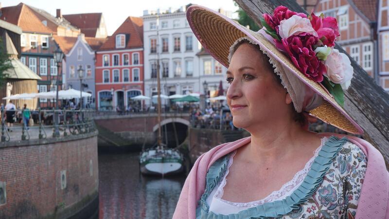Ein klassisches Angebot: Führung durch die Stadt - hier mit der Frau des Apothekers am Hansehafen.