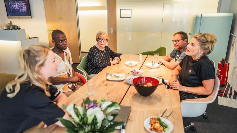 Hinter den Kulissen der Küchenschlacht mit Köchin Zora Klipp aus Zeven Ein kleiner Plausch mit den Kandidaten kurz bevor es losgeht.