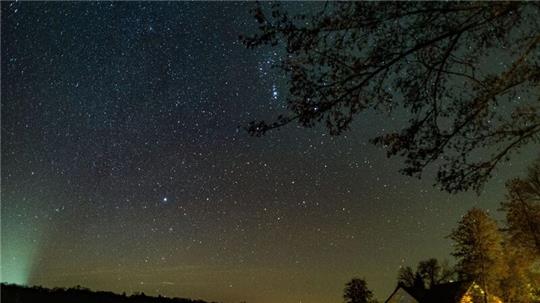 Ein kleiner Teil der Milchstraße ist am nächtlichen Sternenhimmel über dem Schwarzen See im Landkreis Märkisch-Oderland zu sehen.