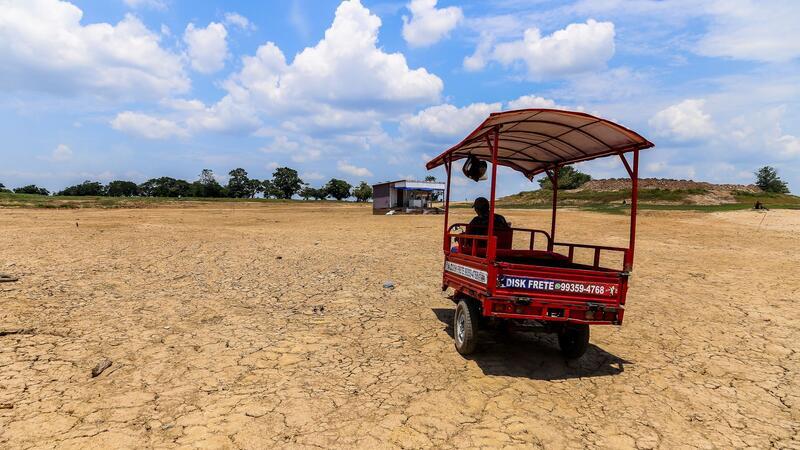 Amazonasgebiet ächzt unter Jahrhundertdürre Ein kleiner Wagen fährt über eine Fläche, wo früher die Laguna Lagoa da Francesa war. Aufgrund der Dürre ist die Lagune verschwunden.