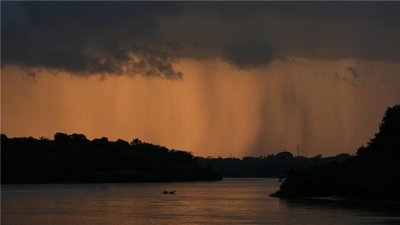 Ein kleines Boot überquert einen Fluss in der Nähe von Itacoa Miri in Brasilien.
