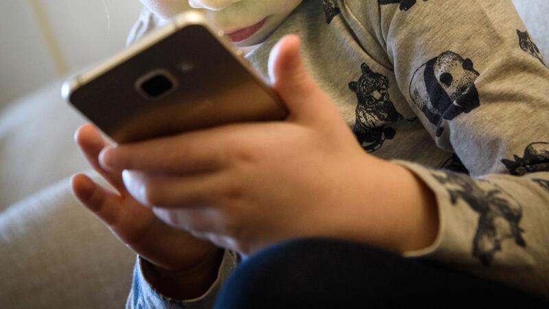 US-Bundesstaaten klagen: Instagram und Co. schadet Kindern Ein kleines Mädchen schaut auf das Display eines Smartphones. Dutzende US-Bundesstaaten ziehen gegen den Facebook-Konzern Meta vor Gericht. Sie werfen dem Unternehmen vor negative Folgen für Kinder und Jugendliche zu ignorieren, um mehr Gewinn zu machen.