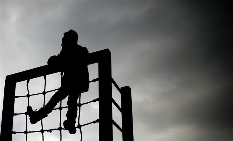 Ein kleines Mädchen spielt an einem Klettergerüst auf einem Kinderspielplatz. Symbolfoto: Julian Stratenschulte/dpa