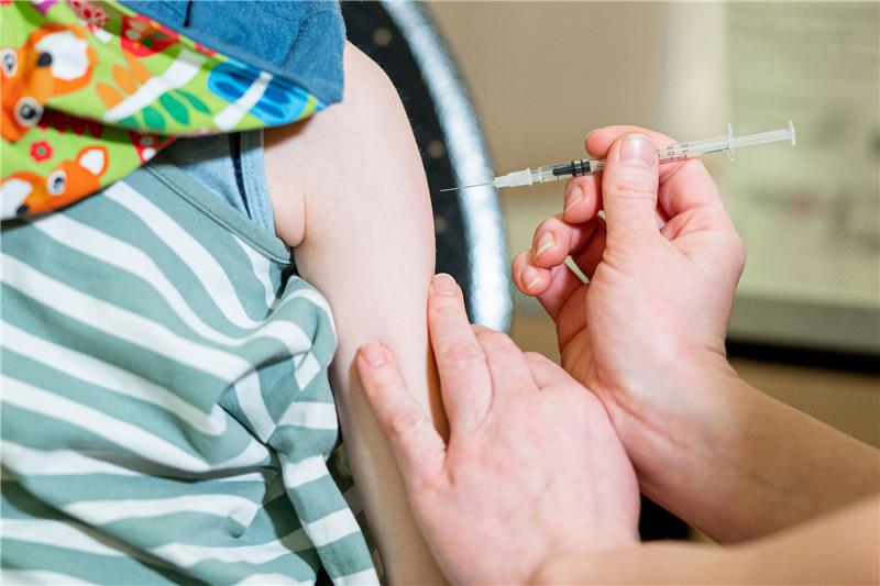 Neue Stiko-Einschätzung: Wer die Corona-Impfung noch braucht Ein kleines Mädchen wird im mobilen Impfzentrum für Kinder gegen das Coronavirus geimpft. Foto: Daniel Reinhardt/dpa