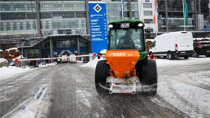 Ein kleines Räum- und Streufahrzeug ist auf dem Parkplatz am Volksparkstadion unterwegs.
