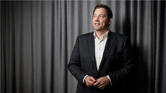 Ein kleines, aber feines Geschenk hat Vizekanzler Klingbeil für Merz zum Geburtstagsempfang mitgebracht.