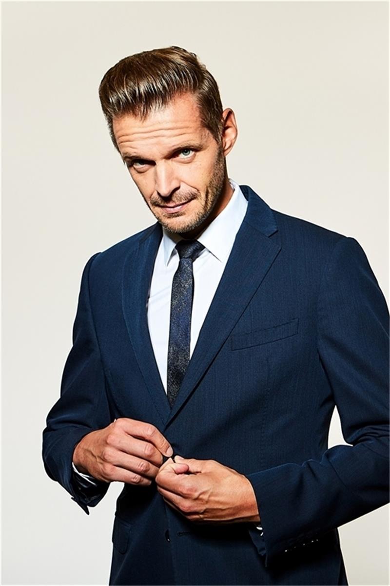 Kabarettist Florian Schroeder lädt zum satirischen Jahresrückblick ein Ein kluger Kopf: Florian Schroeder. Foto: Frank Eidel