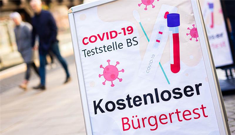 Ein kostenloser Bürgertest auf das Coronavirus wird auf einem Aufsteller in der Braunschweiger Innenstadt beworben. Die Zahl der Testzentren in Niedersachsen sinkt bislang nur leicht. Foto: Moritz Frankenberg/dpa