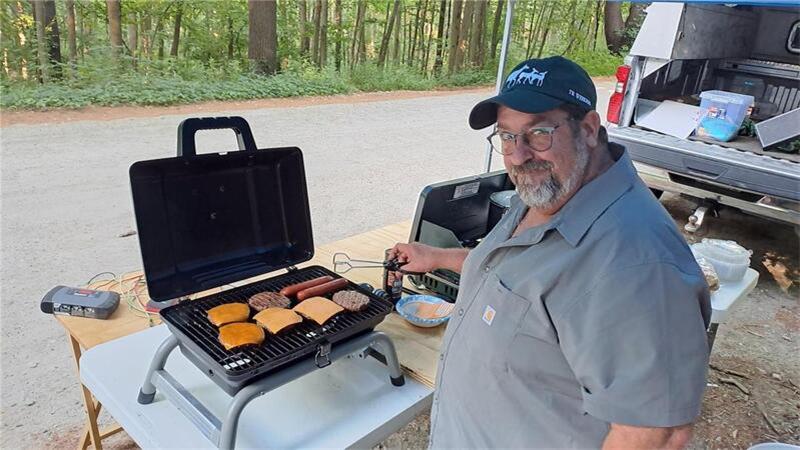 „Trail Magic“: Dipshorner erlebt magische Momente auf dem Appalachian Trail Ein kräftiger Happen am Wegesrand: Eric Peter, ein Verwandter von Jörg Seeger, zaubert Hikern eine sogenannte Trail Magic.