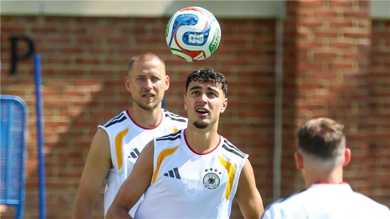 Ein kraftvolles Signal setzen Aleksandar Pavlovic (M) und Waldemar Anton (l) beim Abschlusstraining.